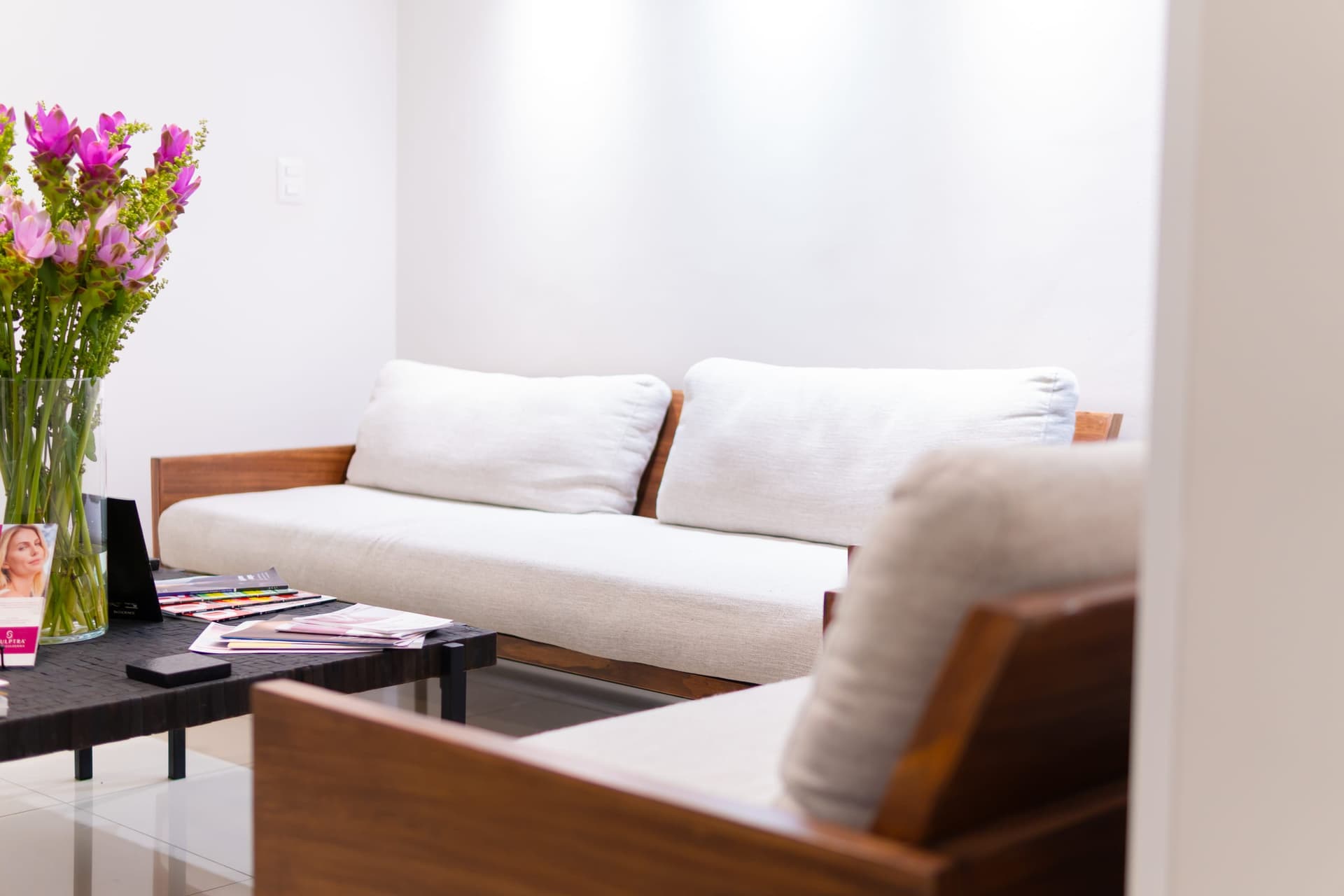 Sala de espera de +Máss Clinik con sillones, flores y luz natural