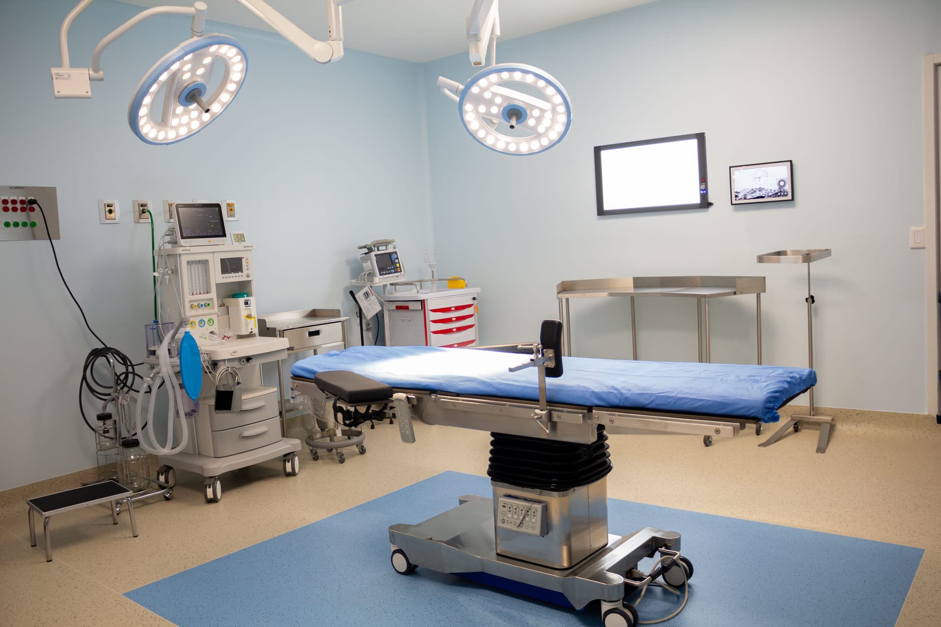 Quirófano ambulatorio de +Máss Clinik con mesa quirúrgica, lámparas y equipo de monitoreo