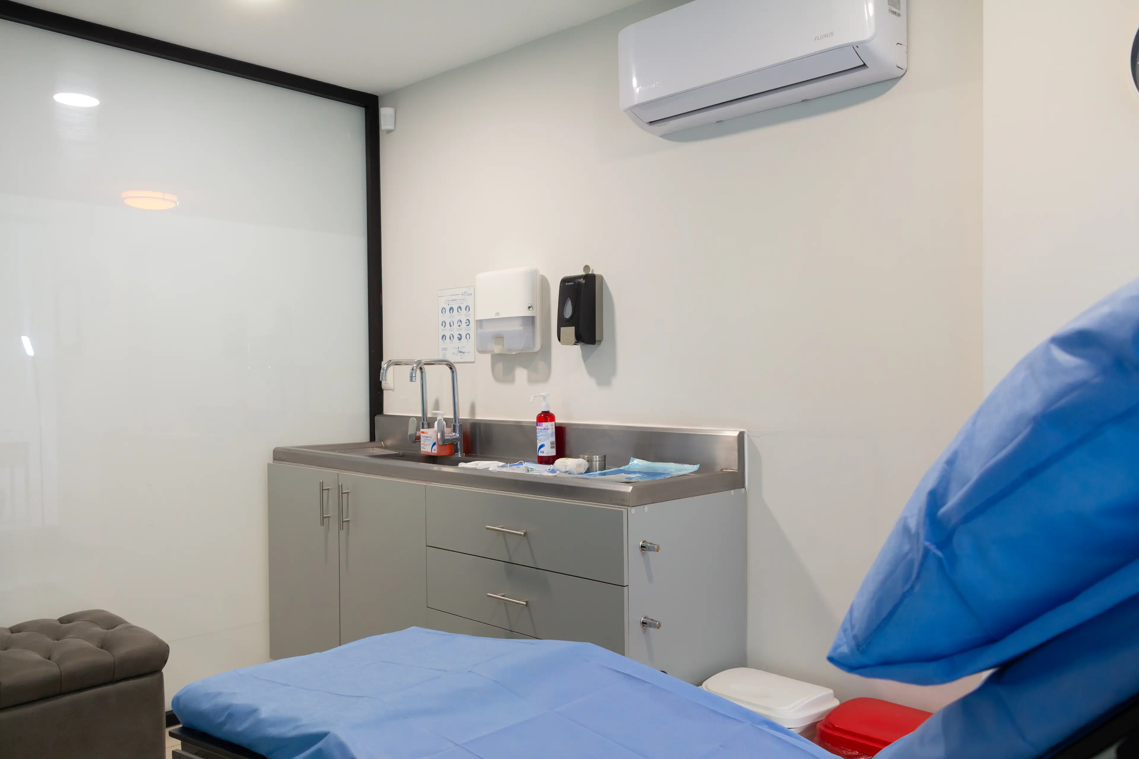 Cabina de Curaciones estéril y profesional con equipamiento completo