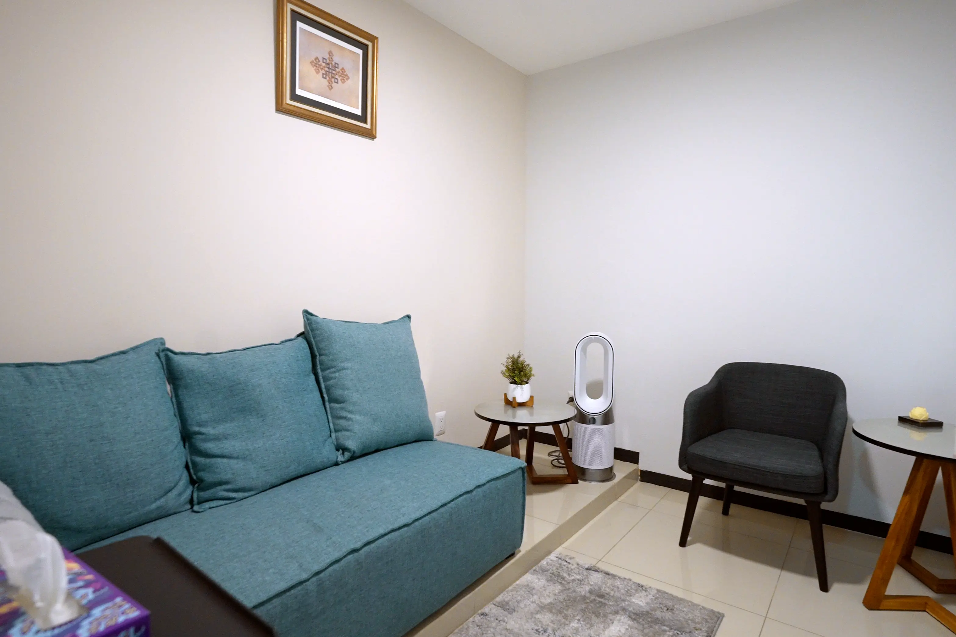 Consultorio de Salud Mental cómodo y acogedor, diseñado para terapia y bienestar