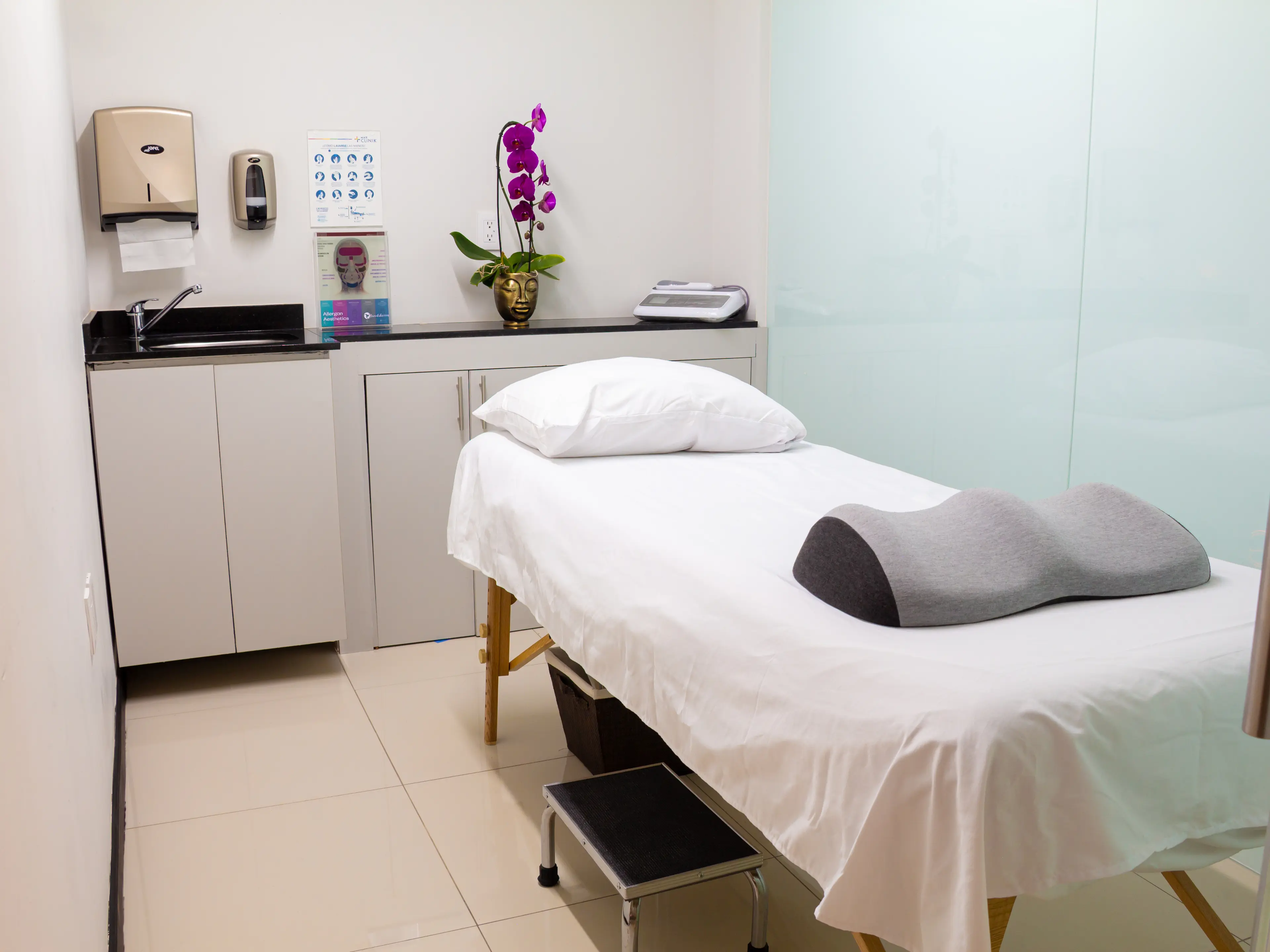 Área de Fisioterapia amplia con equipamiento especializado para rehabilitación